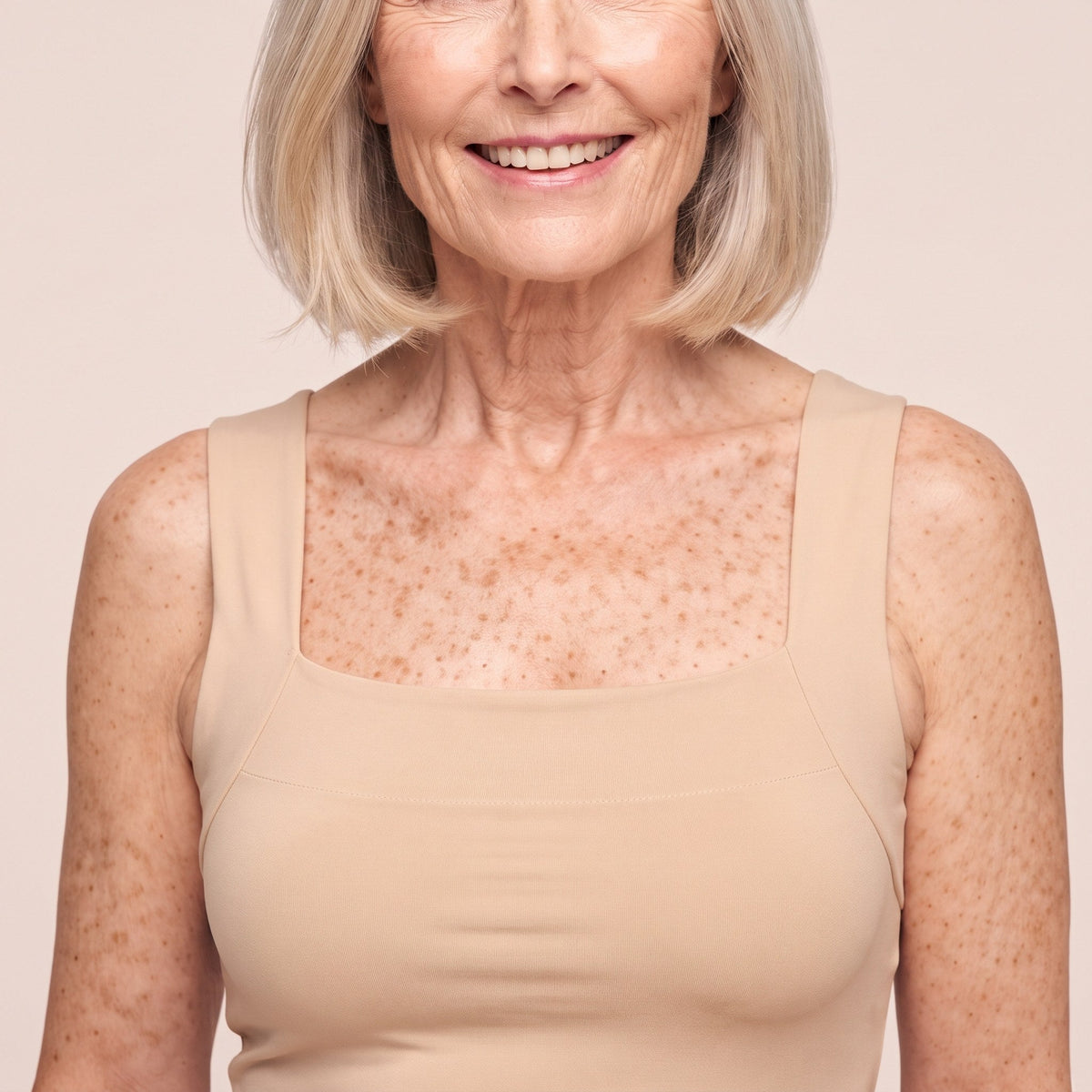 SanftHalt Top in Nude, Nahaufnahme (Model)