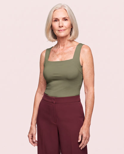 SanftHalt Top in Oliv, Vorderansicht (Model)