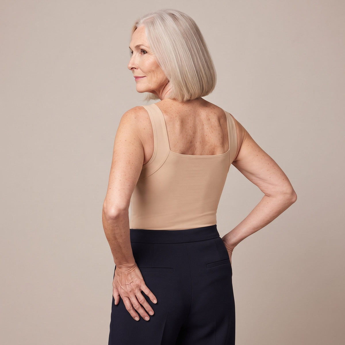 SanftHalt Top in Nude, glatter Rücken (Model)